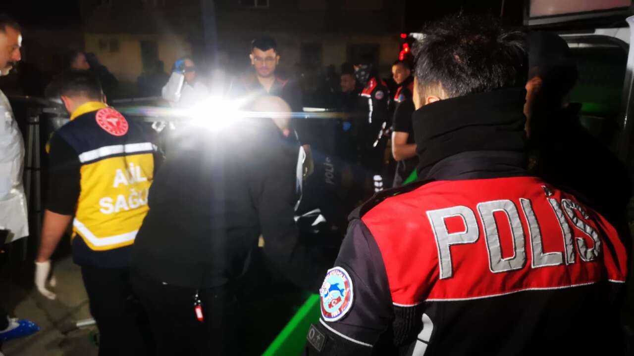 2 çocuk babası adam, cami önünde başından vurulmuş halde ölü bulundu 15